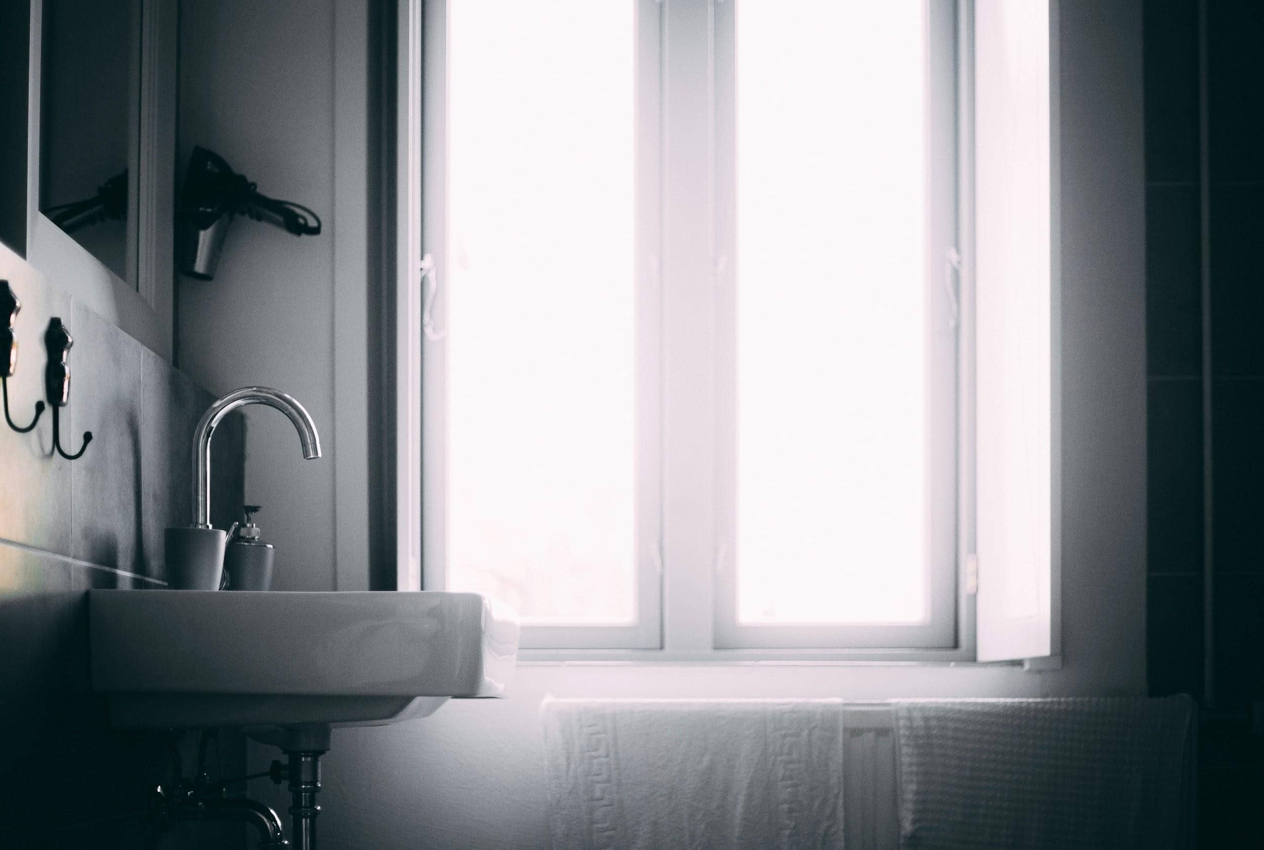 How-to-Keep-Your-Bathroom-Well-Lit-and-Clean4