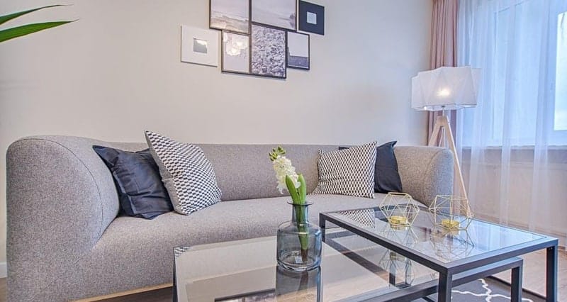 Livingroom-with-gray-couch