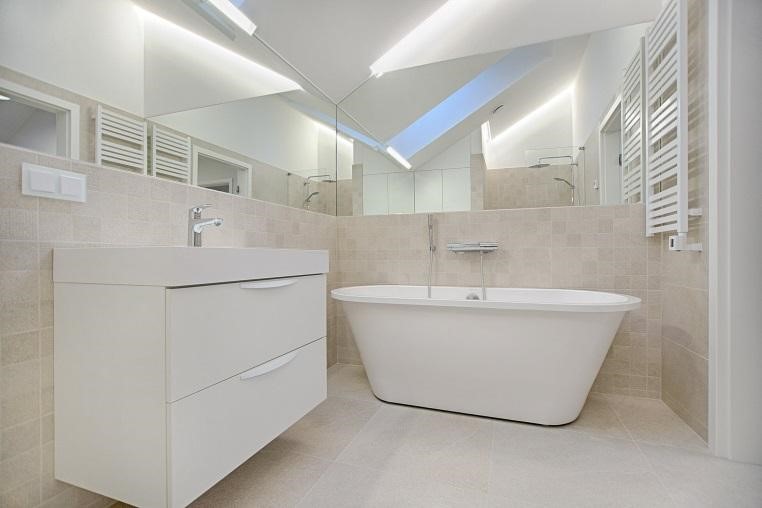 Mirrors-above-a-white-bathtub-and-white-drawer